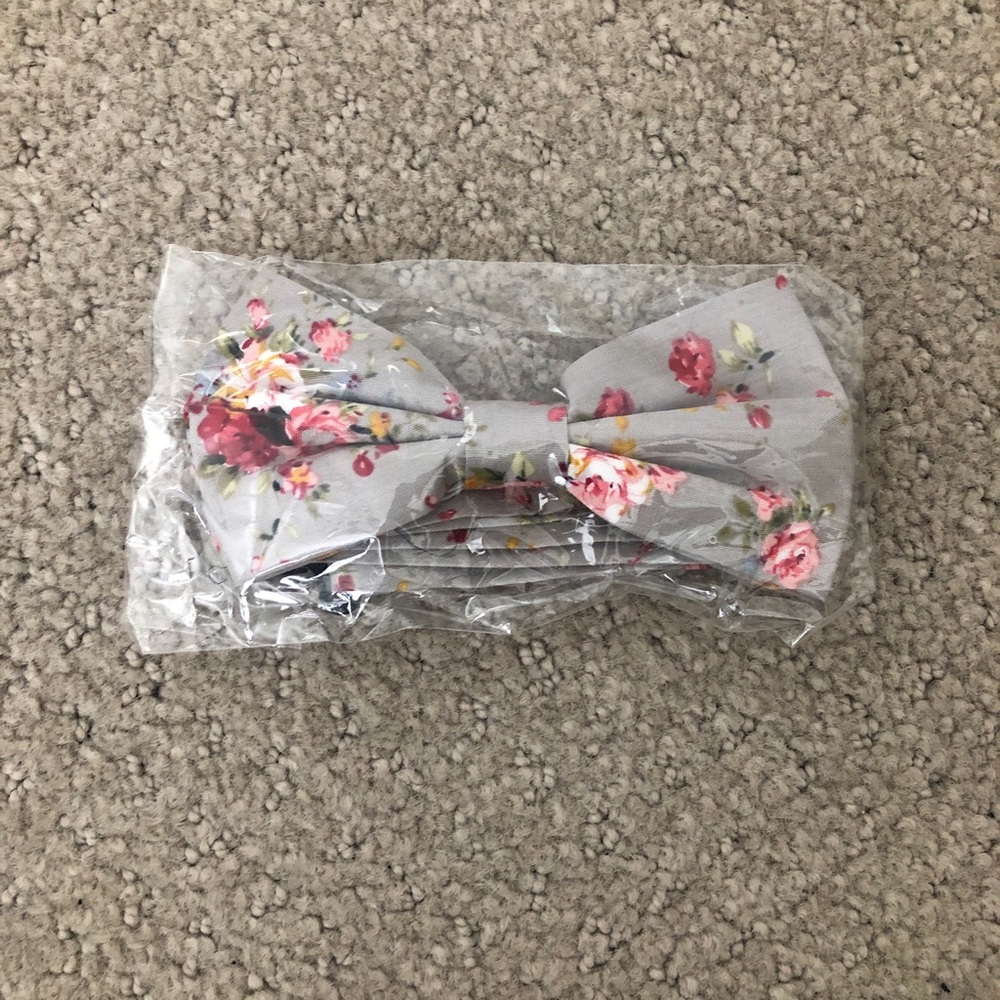 Gray floral bowtie